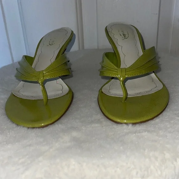 Mandee Clogs Lime Green Women's Sandals - Picture 2 of 6